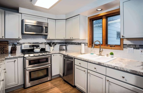 Lake Geneva House | Huemann’s Haven | Spacious 3 BR Close to Downtown