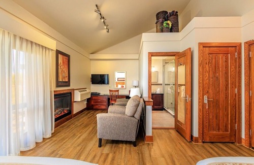 Bloomfield Hotel | Huff Estates Inn & Winery