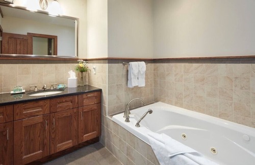 Bloomfield Hotel | Huff Estates Inn & Winery