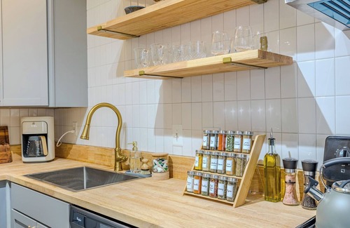 Downtown Apartment | Huge 1br apt, baby-friendly, dogs, walkable downtown