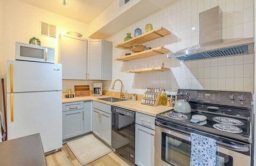 Downtown Apartment | Huge 1br apt, baby-friendly, dogs, walkable downtown