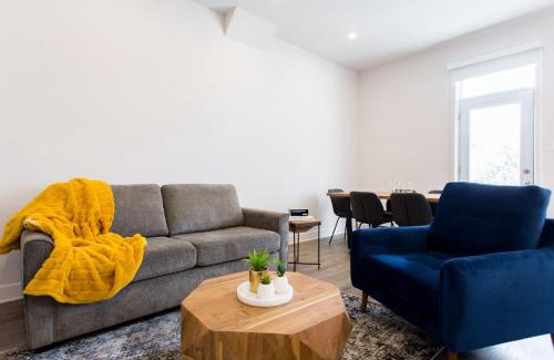 Griffintown Apartment | Huge 2 Bdr with Balcony in Mile End by Den Stays