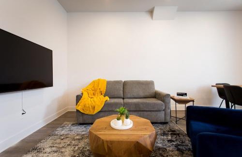 Griffintown Apartment | Huge 2 Bdr with Balcony in Mile End by Den Stays