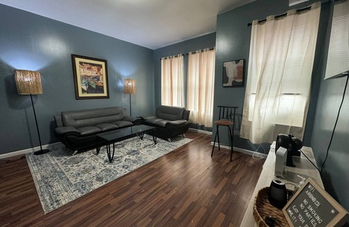 Downtown Baltimore Apartment | HUGE 2 Bedroom Apt FREE parking II Queen Bed