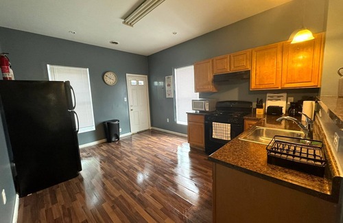 Downtown Baltimore Apartment | HUGE 2 Bedroom Apt FREE parking II Queen Bed