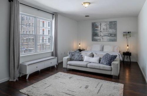 Jersey City Apartment | Huge 3BR Urban Gem just 3 miles to NYC plus Free Parking
