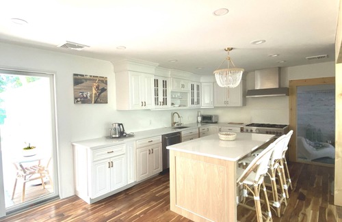 Stamford House | Huge 4 br home waterfornt view-walk to Cummings beach/40 min to NYC