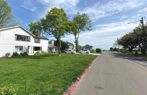 Stamford House | Huge 4 br home waterfornt view-walk to Cummings beach/40 min to NYC