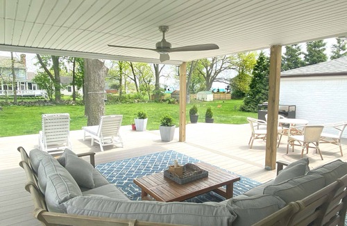 Stamford House | Huge 4 br home waterfornt view-walk to Cummings beach/40 min to NYC