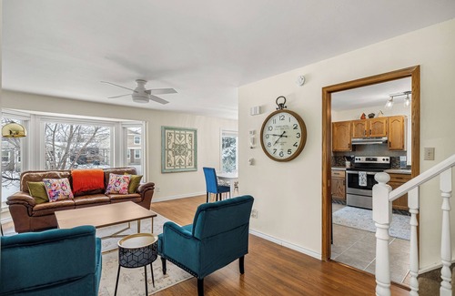 Parkland House | Huge 4-Level Split, BBQ Grill, Ideal for Groups, Sleeps 18+, King Bed