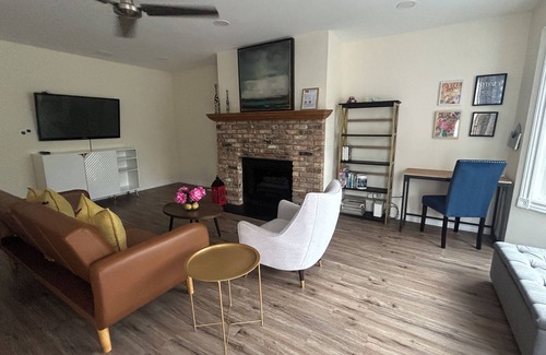 Parkland House | Huge 4-Level Split, BBQ Grill, Ideal for Groups, Sleeps 18+, King Bed