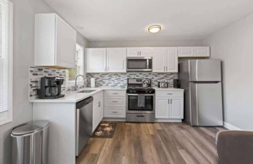 Des Plaines House | Huge 4BR w/Yard | Sleeps 8 | LCP Collection