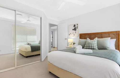 Burleigh Waters House | Huge 4BR Waterfront Home with Pool Burleigh Waters