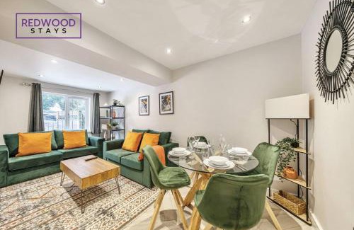 Rushmoor District House | HUGE 5 Bed 3 Bath House For Contractors & Families, X2 FREE PARKING, FREE WiFi & Netflix By REDWOOD STAYS
