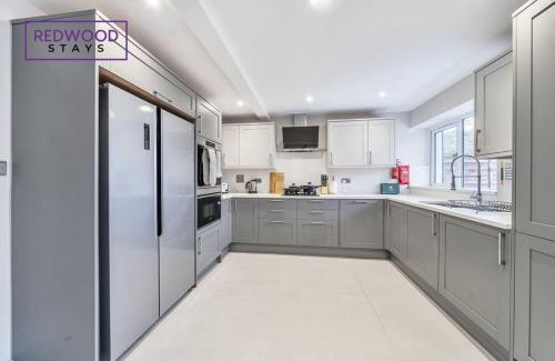 Rushmoor District House | HUGE 5 Bed 3 Bath House For Contractors & Families, X2 FREE PARKING, FREE WiFi & Netflix By REDWOOD STAYS