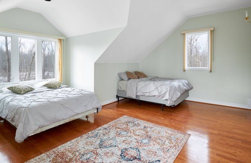 Fort Erie Cottage | Huge 5 bed Waterfront Mansion w/ Hot Tub & Sauna