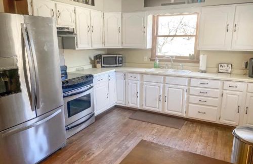Norwalk House | Huge 5 Bedroom 2 12 Bathroom And Pet Friendly