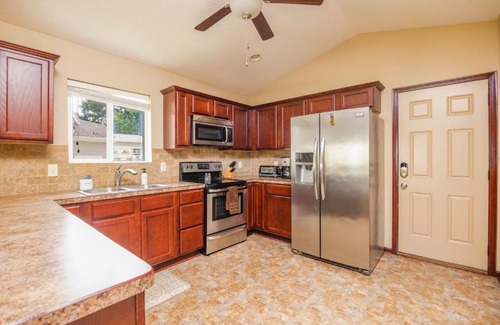 Des Moines House | Huge 5 Bedroom Home with Deck & Garage