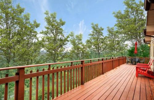 Berkeley Springs House | Huge 5 Bedroom Modern Cabin wHot Tub, Deck, WiFi