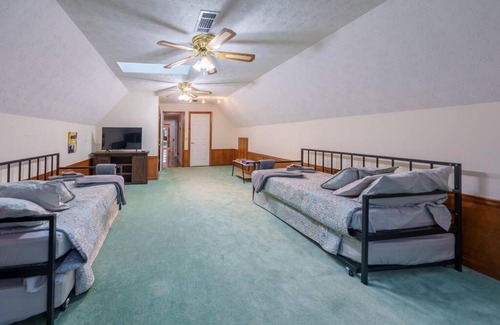 Gainesville House | Huge! 5 Bedroom Near Lake Lanier and Chateau Elan