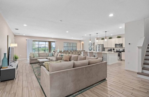 Loughman House | Huge 5 Star Resort Villa 30+ Guests - Resort/Pool/Spa/Game Room/Near Parks!