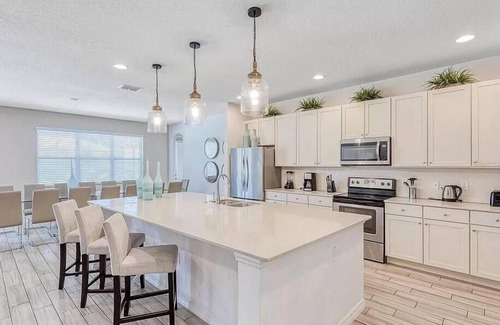 Loughman House | Huge 5 Star Resort Villa 30+ Guests - Resort/Pool/Spa/Game Room/Near Parks!