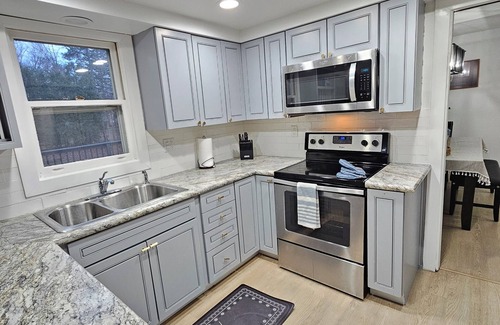 Waukegan House | Huge 6-bedroom house with WiFi, fitness, Games and Comfort in Great Lake