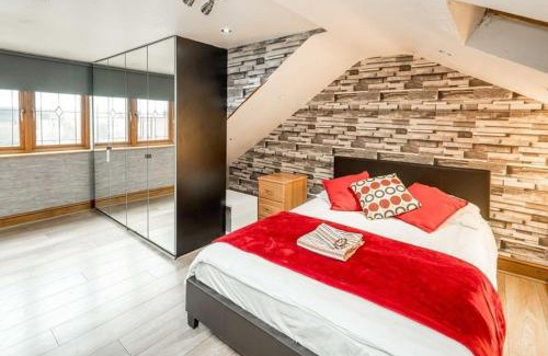 Leyton Apartment | Huge 6 Beds House in Zone 2 London-MobileRateOffers-Families-Leisure-Parking-WiFi-PoolTable-Netflix-Sleeps15!