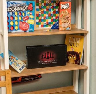 Leyton Apartment | Huge 6 Beds House in Zone 2 London-MobileRateOffers-Families-Leisure-Parking-WiFi-PoolTable-Netflix-Sleeps15!
