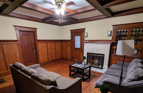 Southwest Berkeley House | Huge 7 Bedroom - 3 Bath House w Hot Tub