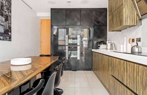 Bunhill House | Huge 7-Story Townhouse with Private Patio | Walk to Shoreditch & City
