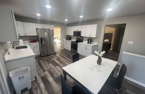 Polk City House | HUGE 9-10 bedroom w/Gorgeous 120K Remodel - Great for XL Families or Contractors