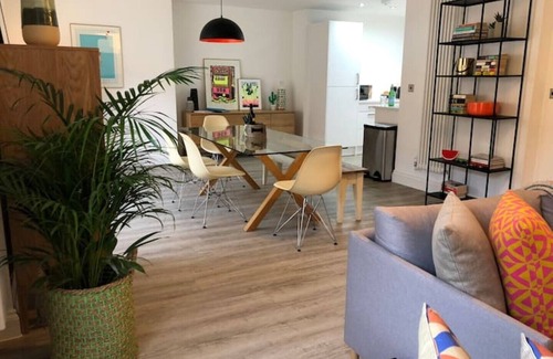 Margate Apartment | Huge Apartment 5 mins from the Beach with Free Gated Parking