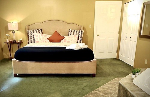 Caulfeild House | Huge bedroom with jacuzzi ,near cypress ski resort