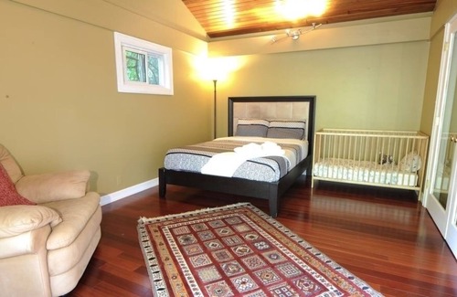 Caulfeild House | Huge bedroom with jacuzzi ,near cypress ski resort