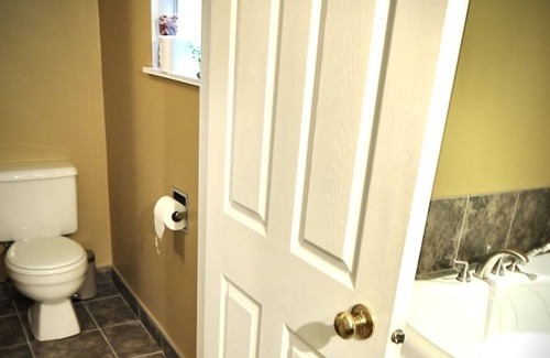 Caulfeild House | Huge bedroom with jacuzzi ,near cypress ski resort