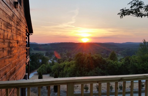 Tunnel Hill Cabin | Huge cabin! Sits on a hillside with unprecedented mountain and sunset views.