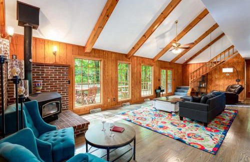 Berkeley Springs House | Huge Cabin w Hot Tub, Deck, Grill, Fire Pit, WiFi