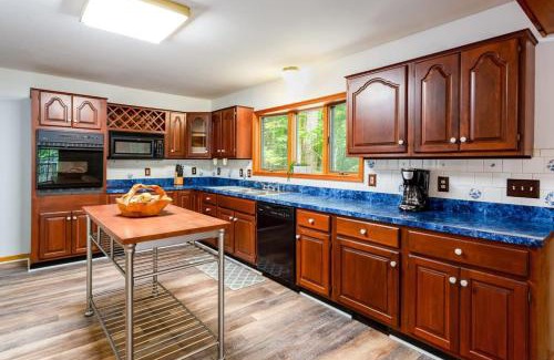 Berkeley Springs House | Huge Cabin w Hot Tub, Deck, Grill, Fire Pit, WiFi