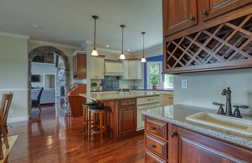La Follette House | Huge Covered Dock & Decks, tiki bar, fire pit, free WiFI, 2 kitchens, En Suites