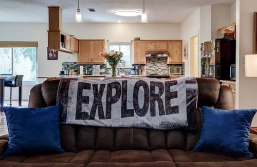 Leander House | Huge Covered Patio | Spa | 4 mins to Lake | Views!