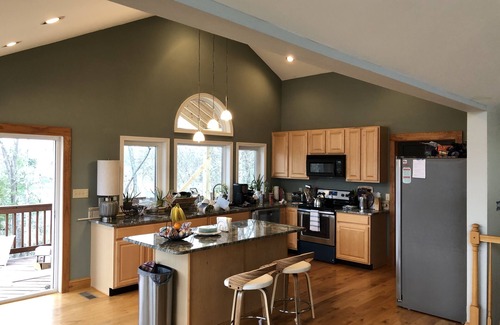 Goodview House | Huge Dock, Big Water, >200 Mb/s WiFi, Canoe, 3 King, Queen, and Bunks for Kids