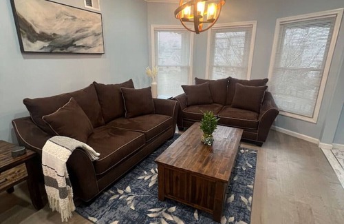 Belleville House | Huge Family House 12 miles to NYC/4Bath/Parking