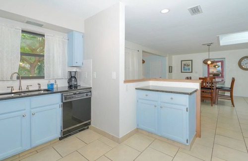 Sarasota House | Huge Heated Pool Home - Minutes to Siesta Key, Shopping, and More!!!