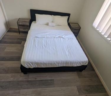 New Auckland House | Huge Holiday Home 4Beds 2Baths in Gladstone near Shopping Center