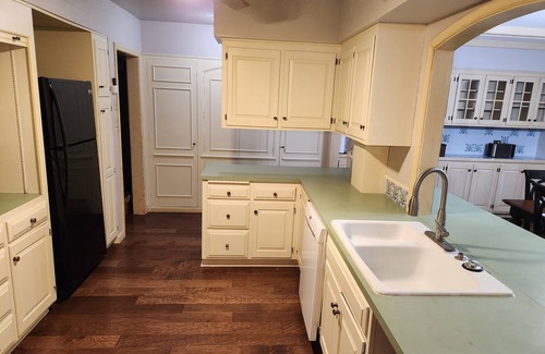 Hutchinson House | Huge home in Hyde Park blocks away from KS State Fair