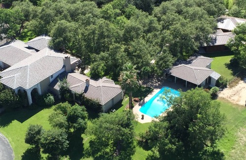 Uvalde House | Huge Luxury Home including 3 Beautiful Cottages only 20 min drive to Concan,TX