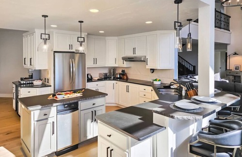 Linn Creek House | Huge Mansion/Pool/Sleeps 30+