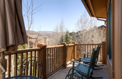 Edwards Condo | Huge Mountain Condo with Fireplace & Balcony