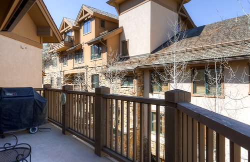 Edwards Condo | Huge Mountain Condo with Fireplace & Balcony